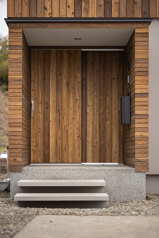 上松の家木製引き戸の玄関写真
