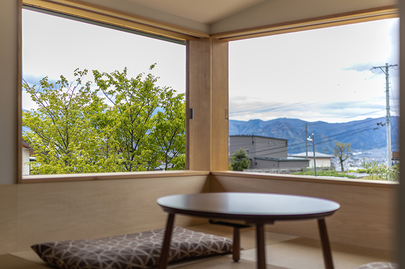 上松の家2階畳コーナーから山脈が見えている写真