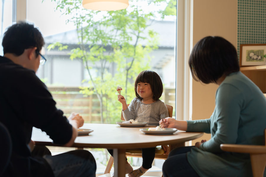 下駒沢の家丸テーブルでパンケーキを食べる家族写真