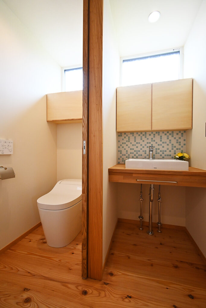 下駒沢の家トイレと造作洗面写真