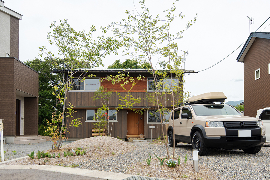 ニシモリの家外観　植栽　東御市　注文住宅　工務店